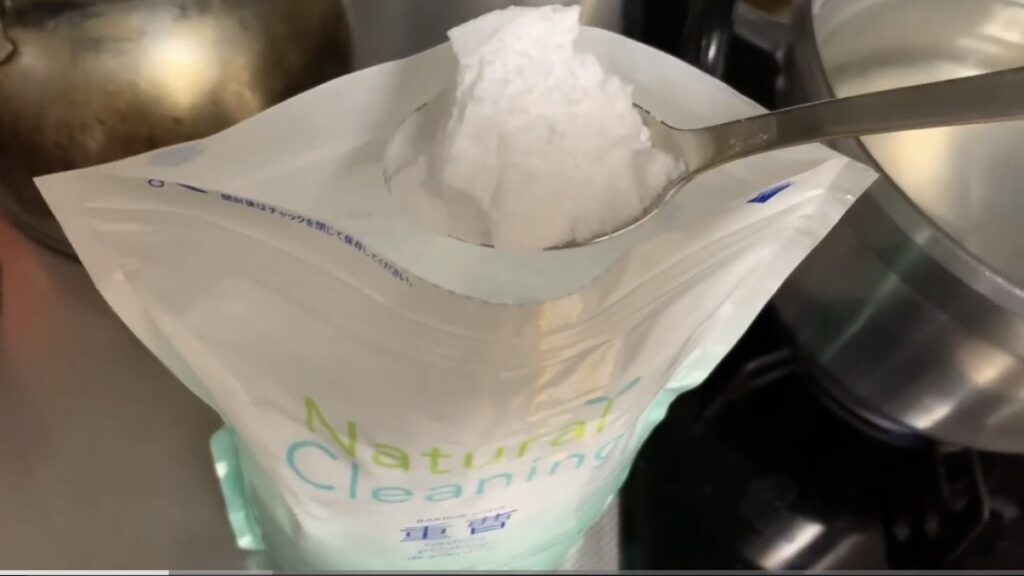 重曹や酸素系漂白剤などを添加して煮る様子