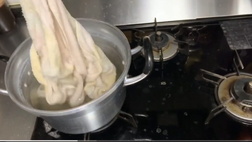 臭いの取れない衣類を煮る様子