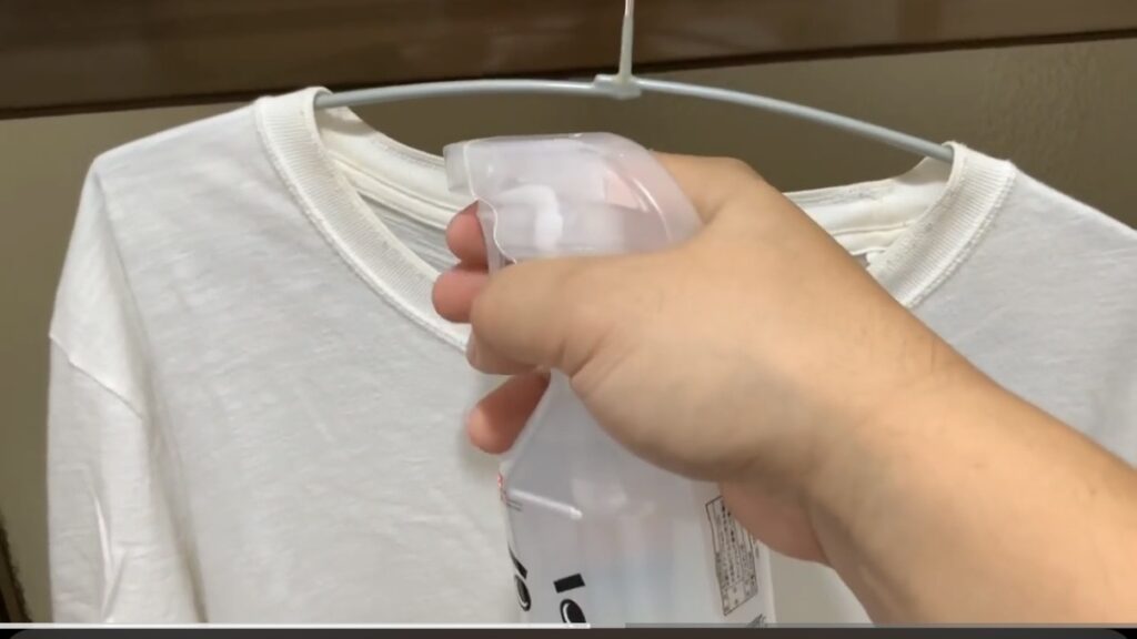 強アルカリ電解水を衣類にスプレーしている様子